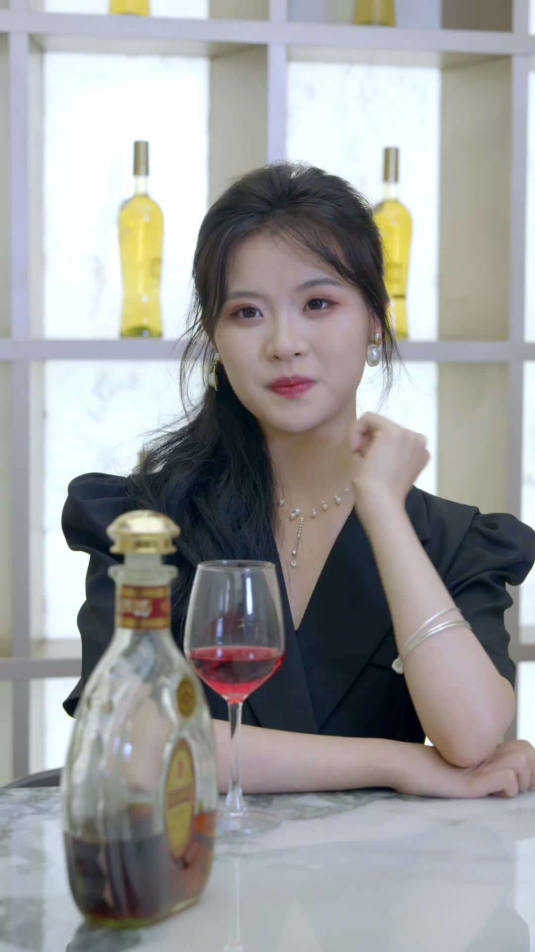 Episode 19 - Cast-Off Socialite: The Masked Dancer's Comeback